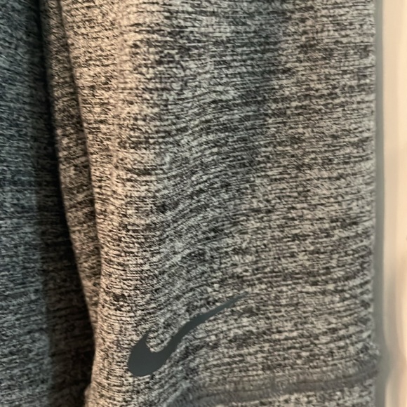 Nike Dri Fit Yoga Cardigan Thumb holes Nike Symbol on sleeve EUC - Picture 6 of 6